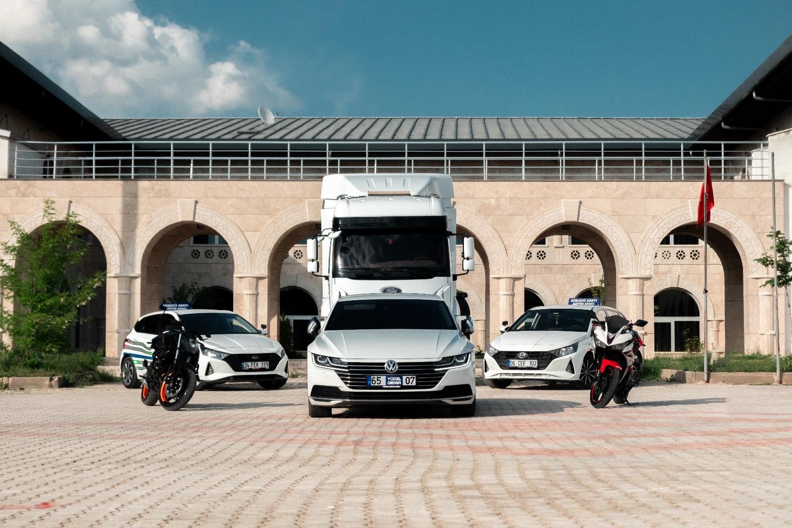 İsterseniz OTOMATİK, İsterseniz MANUEL araçlarımızla güvenli direksiyon eğitimi vermekteyiz